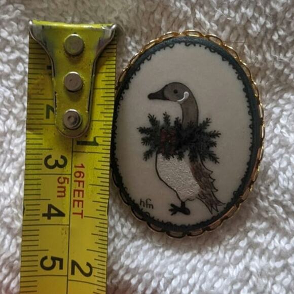 Hand Painted Ceramic Christmas Goose Pin, Gold Color Backing, Signed HFN Vintage - Picture 6 of 7